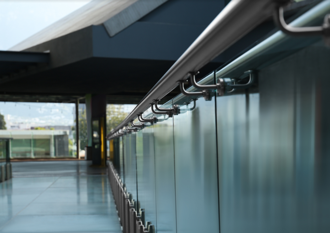 מעקות זכוכית: לתת סטייל אלגנטי לבית שלכם