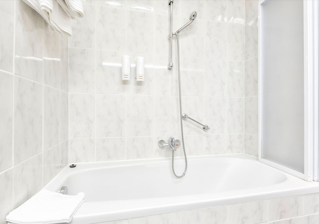 אמבטיון דלת אחת: רומנטיקה ופשטות בחדר הרחצה שלך